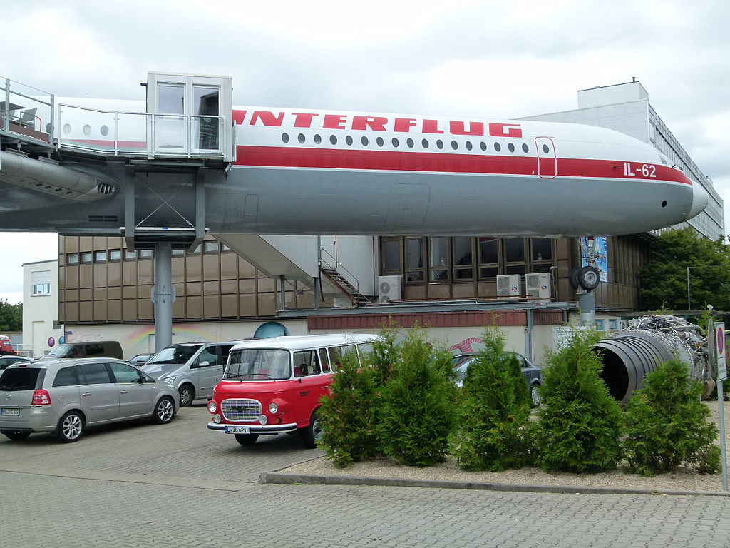 Lößnig von oben  Leipzig-Lößnig mit Stauteich und Rundling